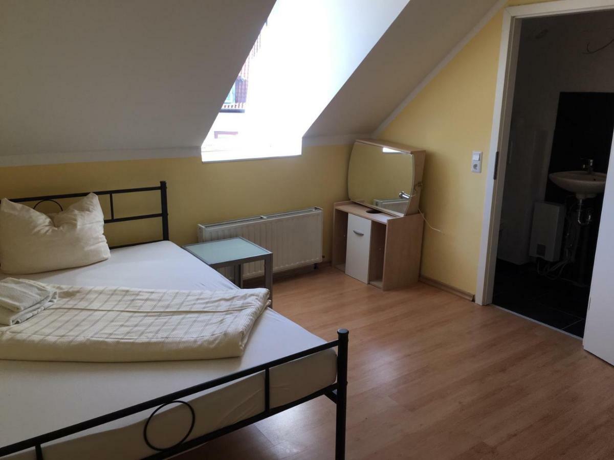 Doppelbettzimmer Mit Bad カイザースラウテルン エクステリア 写真