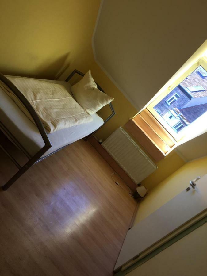 Doppelbettzimmer Mit Bad カイザースラウテルン エクステリア 写真